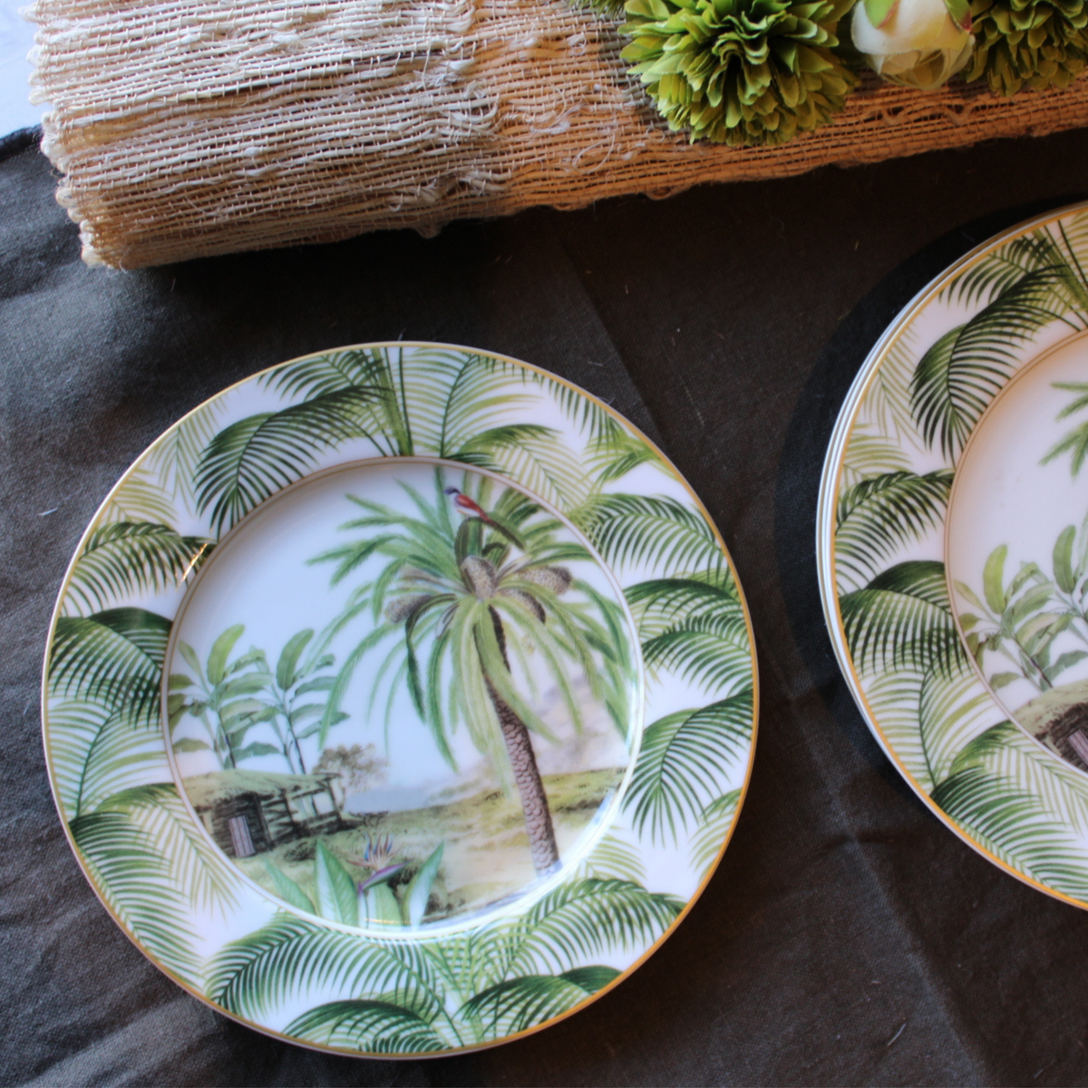 Dos platos de postre Ceylon con palmeras sobre mesa de madera oscura