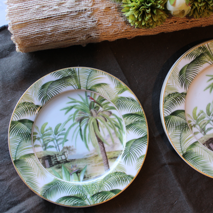 Dos platos de postre Ceylon con palmeras sobre mesa de madera oscura