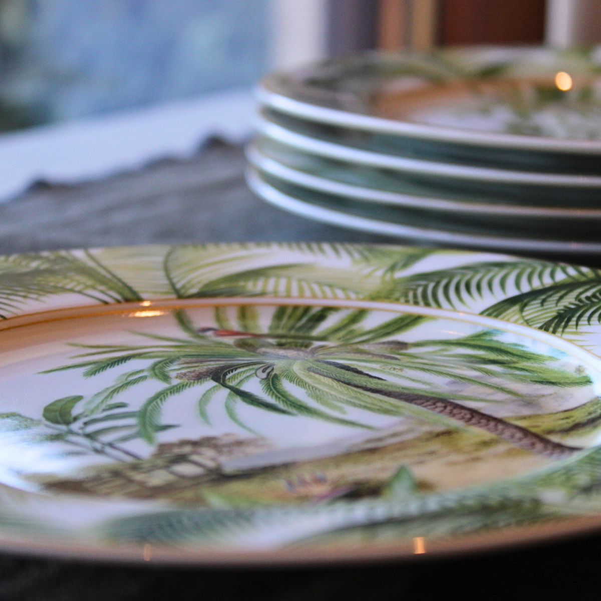 Detalle de platos de postre Ceylon apilados con hojas de palmera